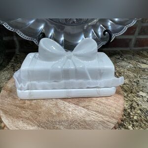 Cleo & June covered ceramic butter dish - adorable bow topper - Brand new!